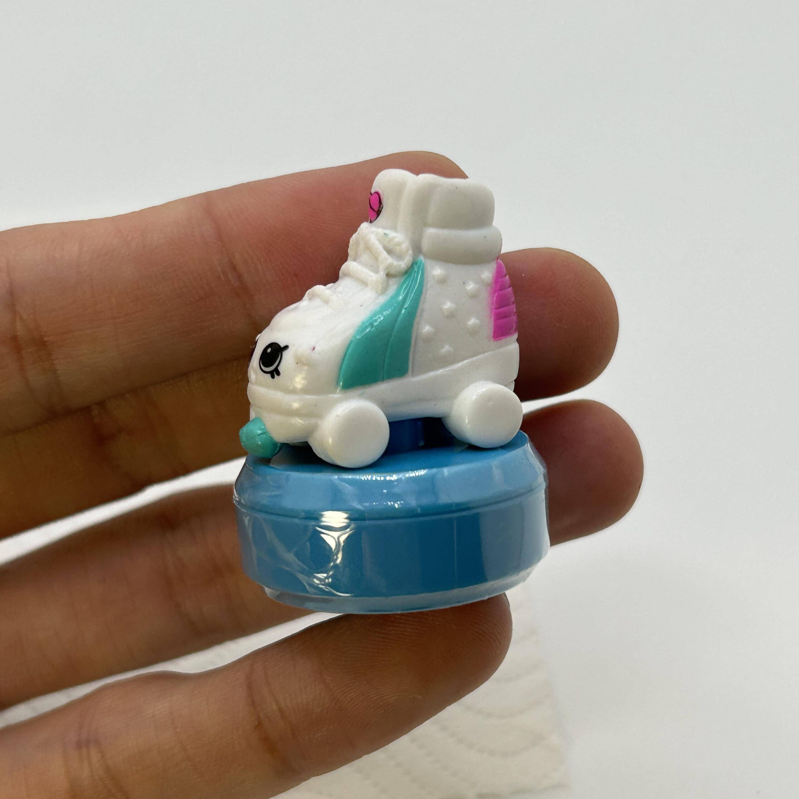 1.99-5-Shopkins Season 8 World Vacation Americas Zoe Zoom-1 Shopkins Season 8 World Vacation Americas Zoe Zoom Roller Skate Exclusive Stamp Figure